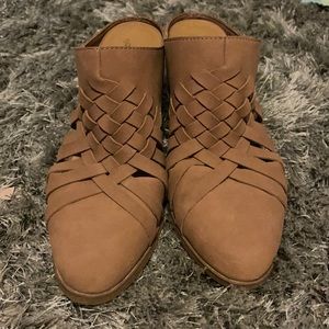 Tan slip on heel shoe.